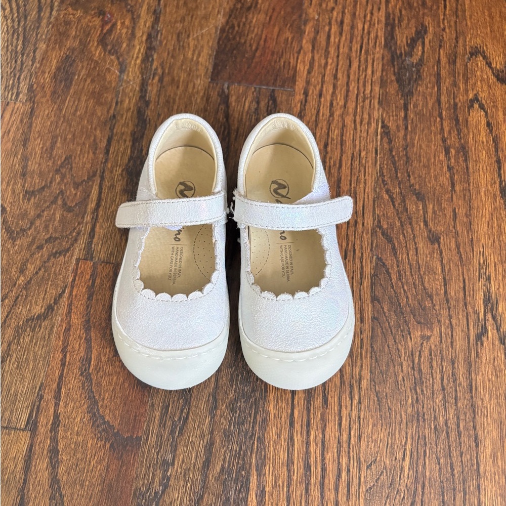 Naturino White Iridescent Toddler Mary Jane with scalloped edge in size 4.5